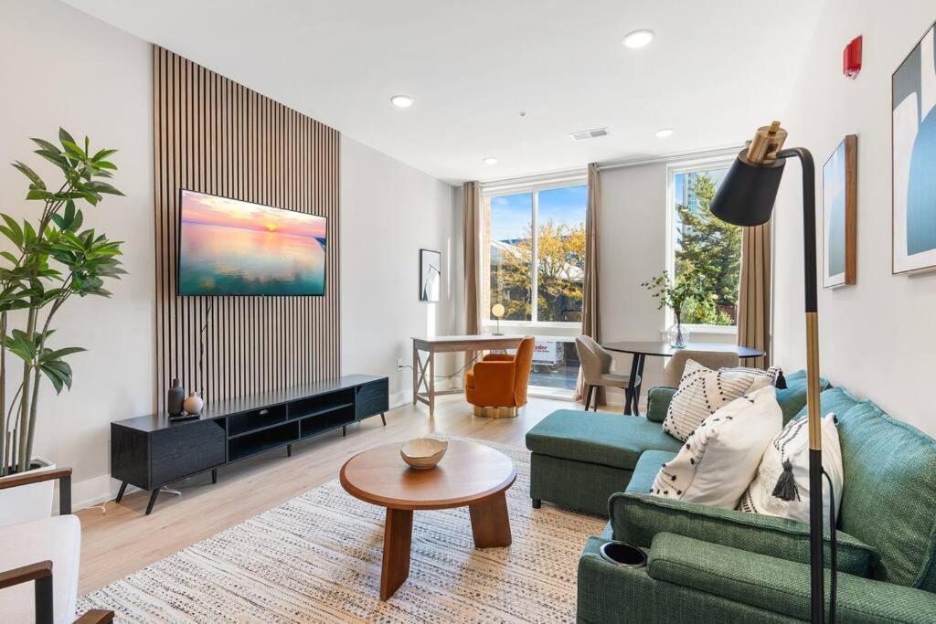 Apartment King Bed - Stunning Pier Views - Near Fishtown Philadelphia